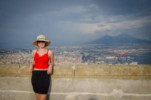 Viaggi di gruppo e turismo del weekend a Napoli: turista che fa una foto